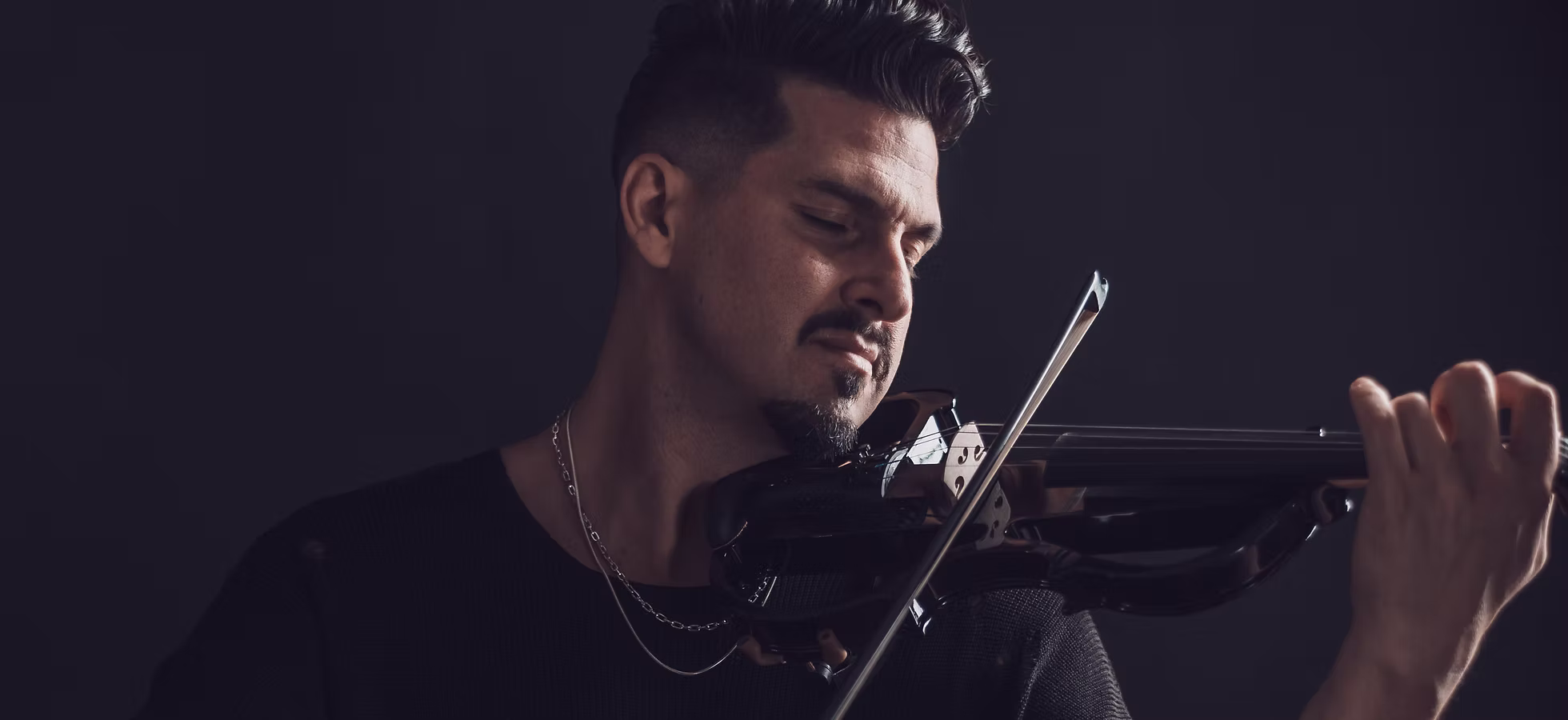 Nima Lovario spielt seine elektrische Violine